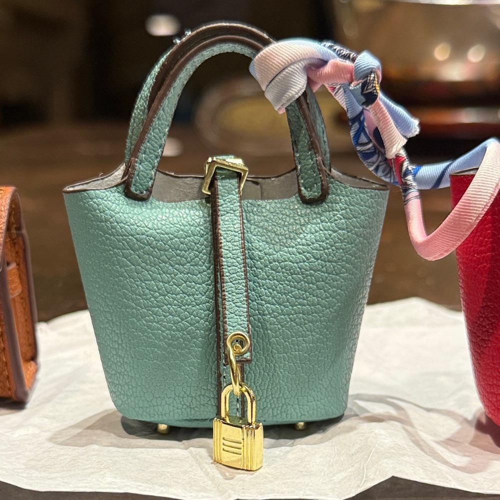 Elegant Green Leather Tote Bag
